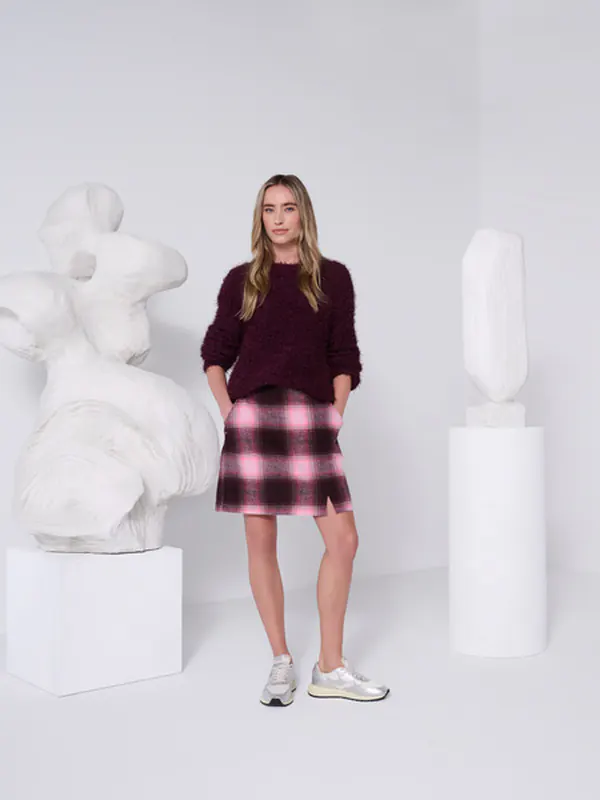 Pull bordeaux et jupe à carreaux roses