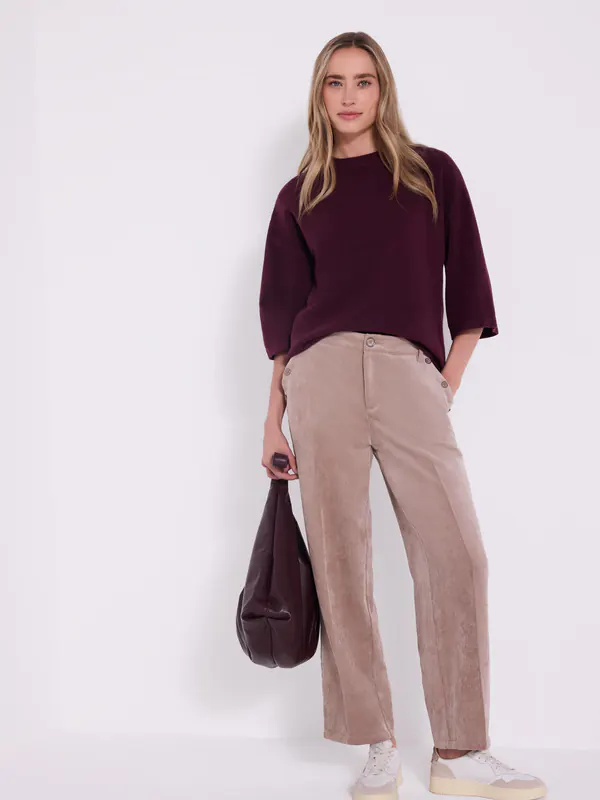Pull bordeaux, pantalon en velours beige et sac à main