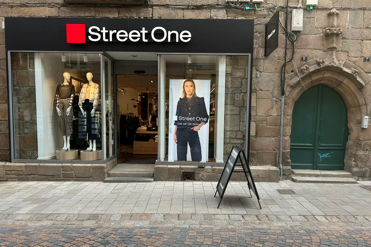 La devanture aujourd'hui : la collection actuelle dans les deux vitrines, sous le panneau Street One